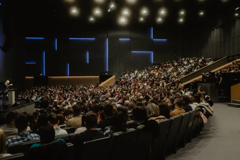 L'art de la parole en scène : orchestrer discours et présentations pour captiver jusqu'au dernier mot